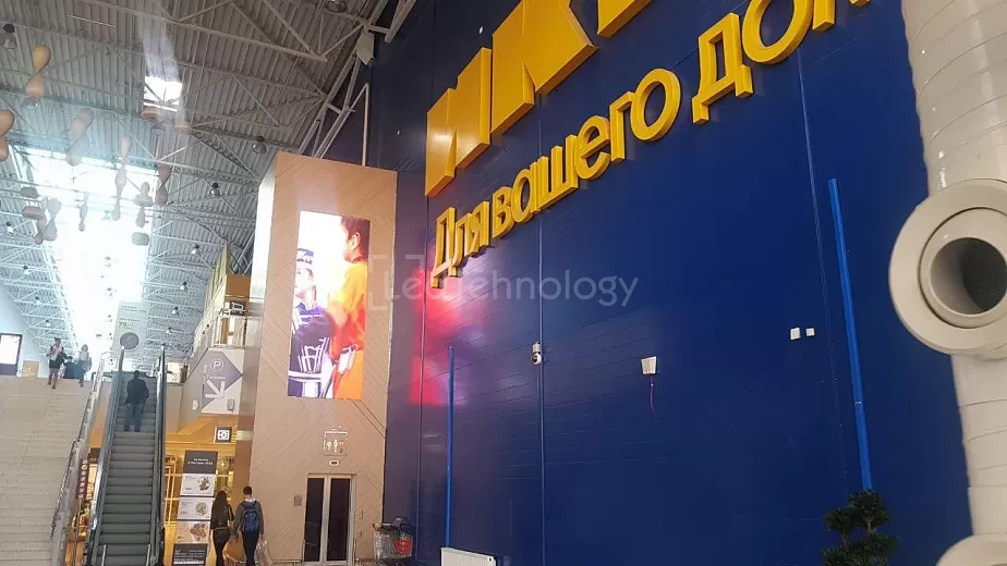 Вертикальный светодиодный видеоэкран для торгово-развлекательного центра