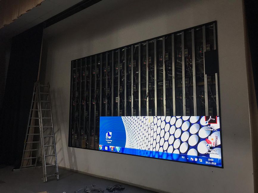 Светодиодный экран на задник сцены в образовательном центре "Маяк"