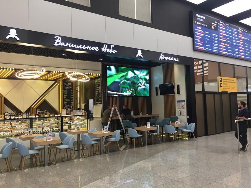 Внутренний светодиодный экран для рекламы в аэропорту Шереметьево
