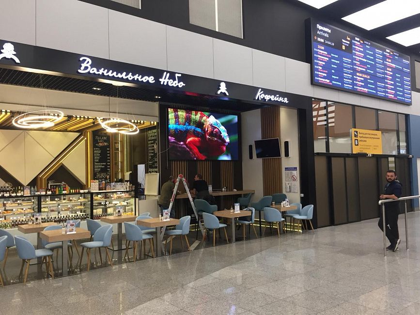 Внутренний светодиодный экран в аэропорту Шереметьево, кофейня "Ванильное небо"