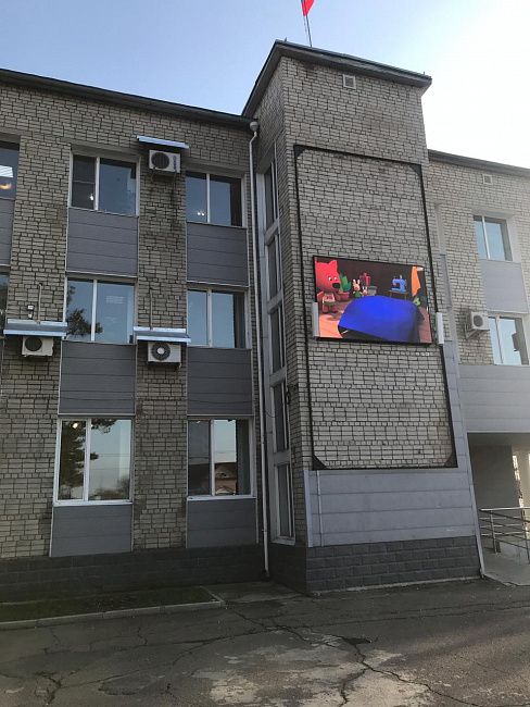 Светодиодный уличный экран плотной компоновки - административное здание в г. Михайловск