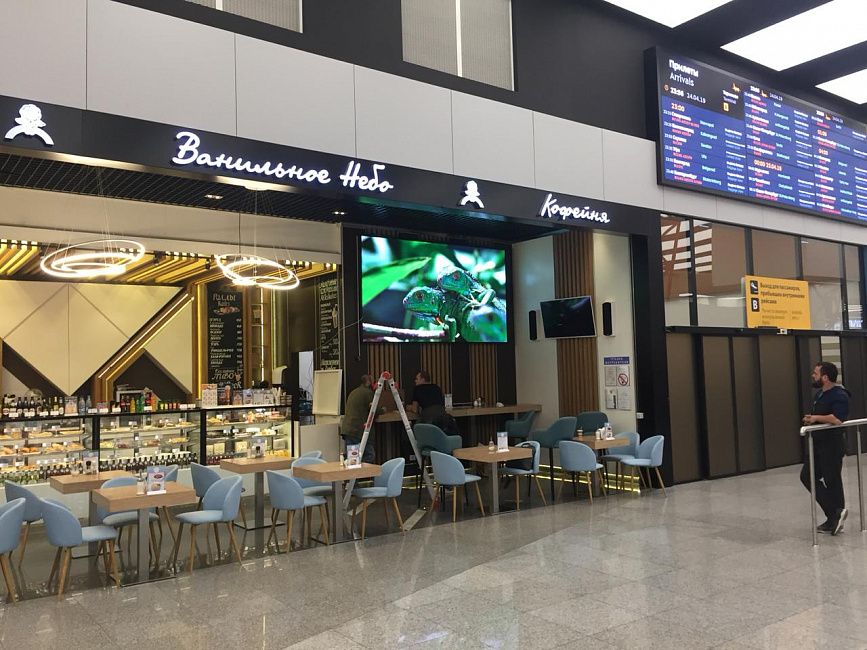 Внутренний светодиодный видеоэкран в аэропорту Шереметьево, терминал "B"