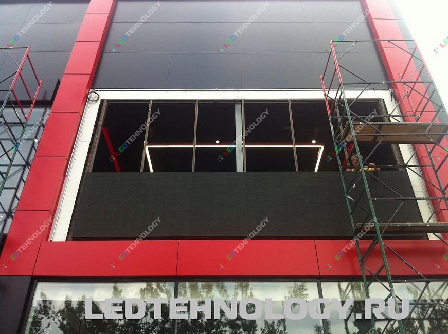 Монтаж светодиодного экрана на фасад автоцентра Модус