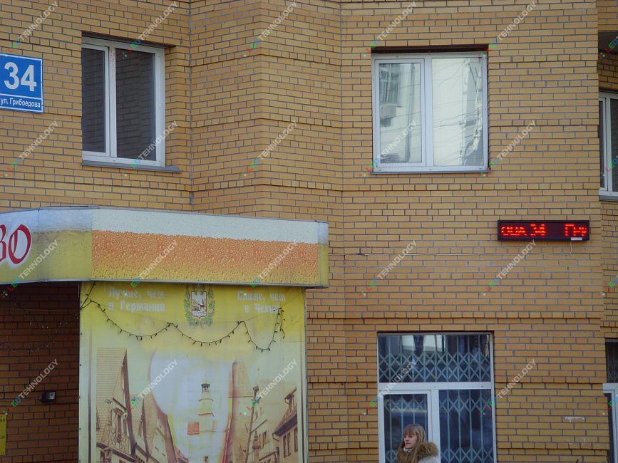 Светодиодная адресная табличка с названием улицы и дома на фасаде здания г. Новосибирск