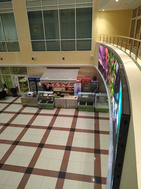Светодиодный экран дугообразной конструкции в холле здания экономического факультета МГУ