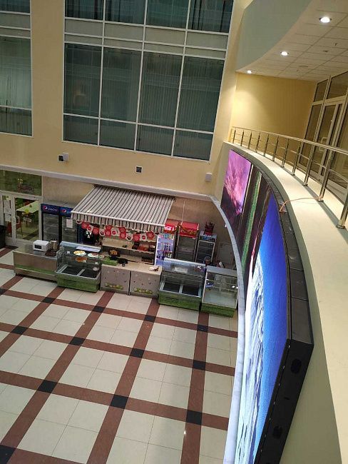 Дугообразный led-экран в холле экономического корпуса МГУ