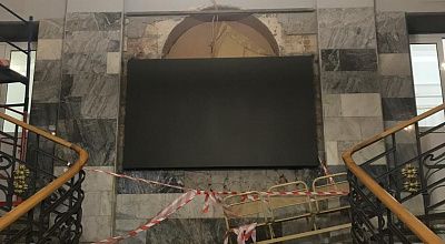 Светодиодный экран в холле Президентского физико-математического лицея № 239