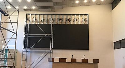 Установка LED экрана в университете, г. Владивосток
