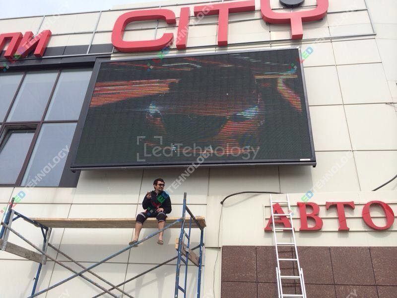 Монтаж светодиодного экрана на фасаде ТЦ City