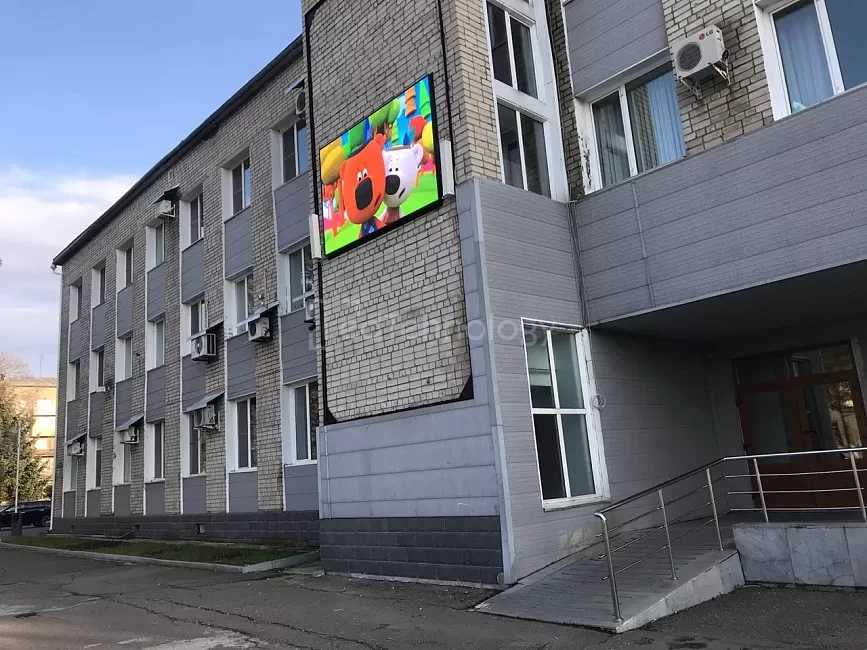Светодиодный уличный экран на здании администрации. Михайловск