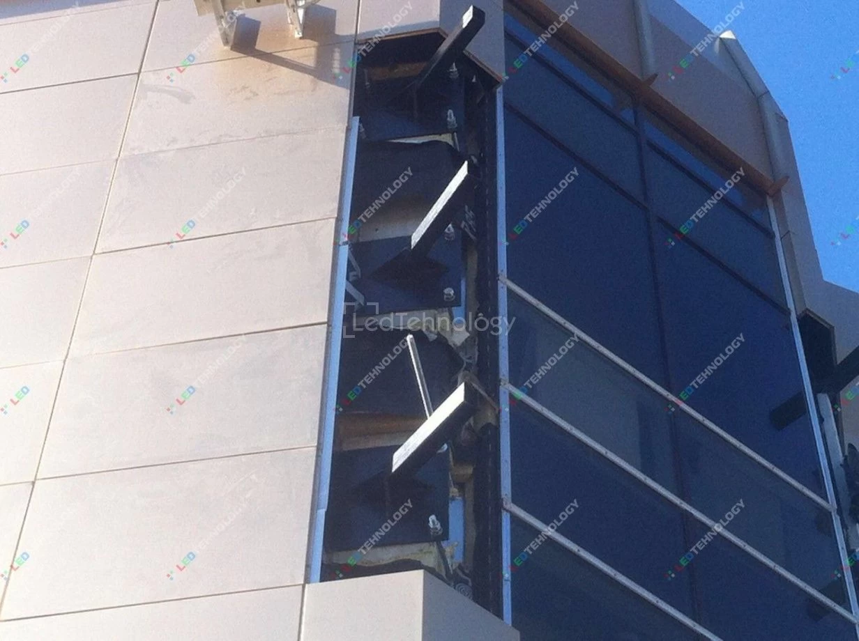 Монтаж светодиодного экрана фасад фитнес центра