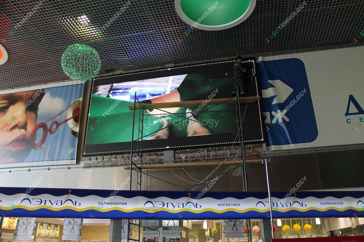 Монтаж светодиодного экрана в холле ТРЦ Европа