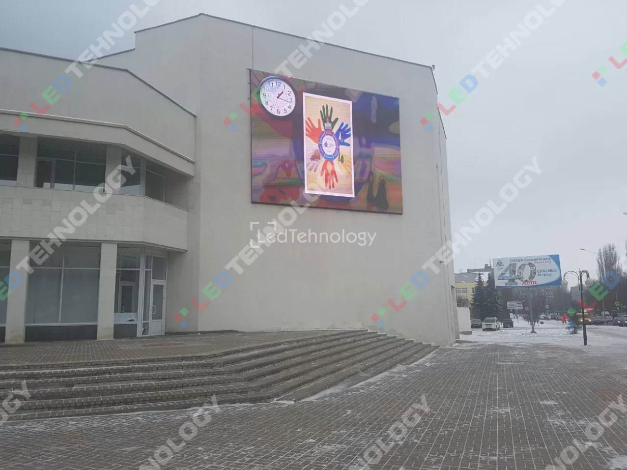 Светодиодный уличный экран на фасаде Дворца культуры Курской АС