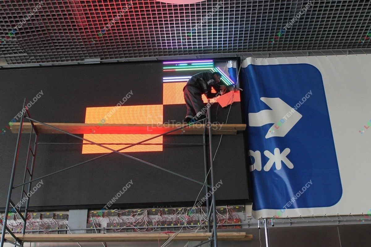 Монтаж светодиодного экрана в холле ТРЦ Европа