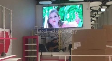 Светодиодный экран в магазине торговой сети