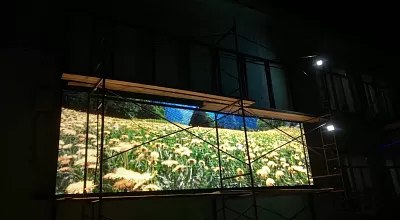 Монтаж светодиодного экрана на фасад здания в пос. Оссора