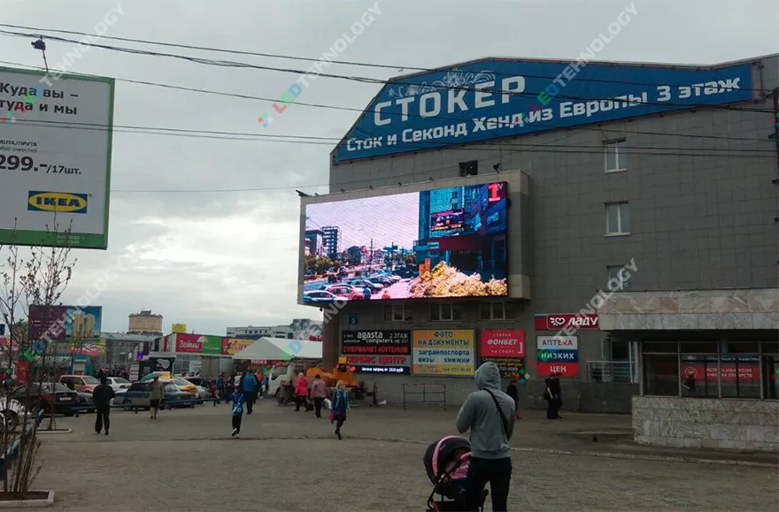 Большой светодиодный экран на фасаде ТЦ "Гранит" г. Новосибирск