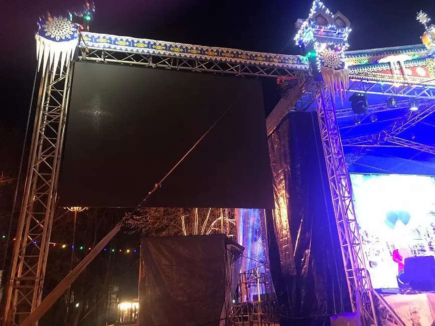 Led-экраны на городской площади в Великом Новгороде
