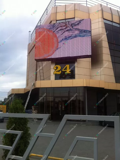 Видео светодиодного уличного экрана на фасаде ТЦ "24" г. Краснодар