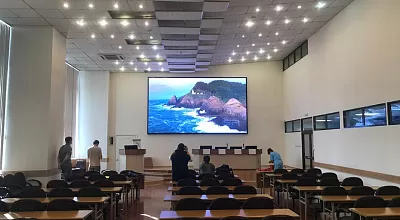 Внутренний экран плотной компоновки Р2,5 в университете во Владивостоке